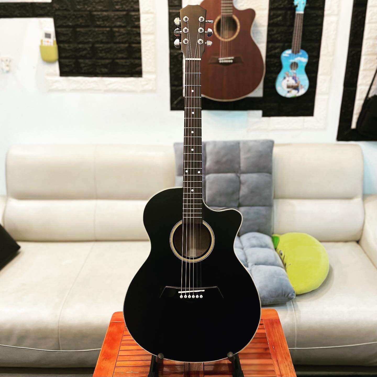 Guitar Acoustic màu đen thùng khuyết SG-HD-B01 - Saigon Guitar mini